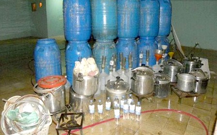 أشتوكة : حجز 8 ألاف لتر من مسكر ماء الحياة بعد تفكيك مصنع