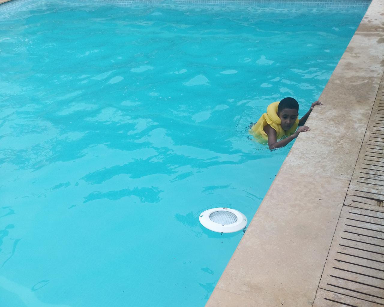 أكادير: استهتار إحدى المنتجعات السياحية بوضع اسلاك كهربائية بالمسبح