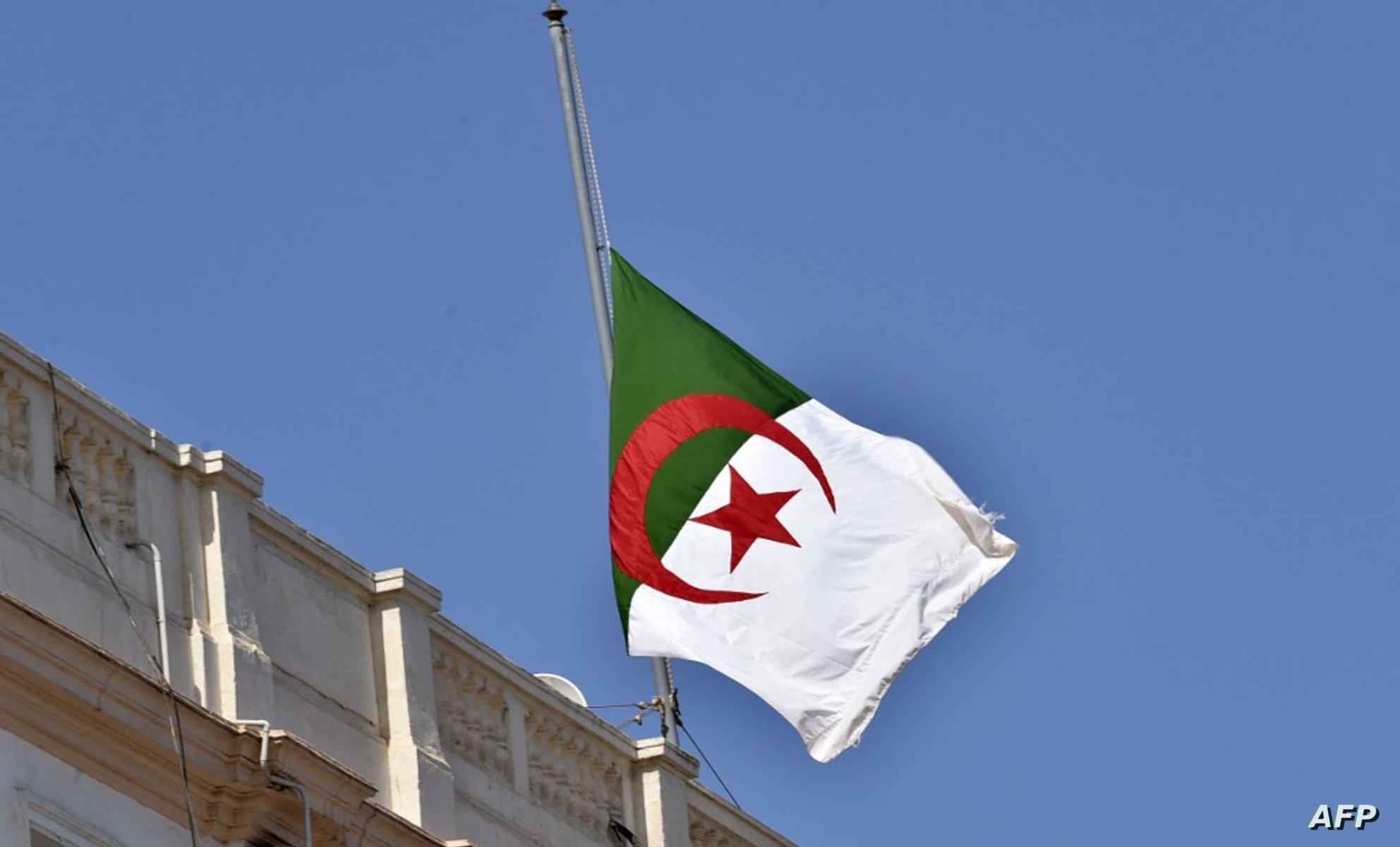 مقتل 3 عسكريين جزائريين بتحطم هليكوبتر.. وفتح تحقيق بالحادث