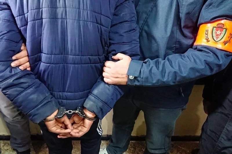 تمكنت عناصر الشرطة بمدينة الفنيدق بتوقيف شخصين يبلغان من العمر 30 و35 سنة من صباح اليوم السبت 25 فبراير
