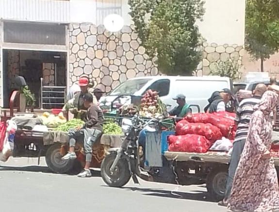 أگادير : الباعة المتجولون يسيطرون على إقامة رياض أنزا أمام أعين السلطات