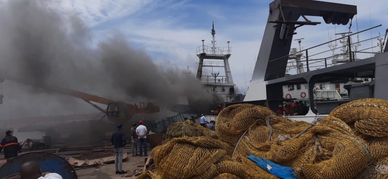 أكادير..نشوب حريق في سفينة صيد في أعالي البحار يستنفر السلطات المينائية