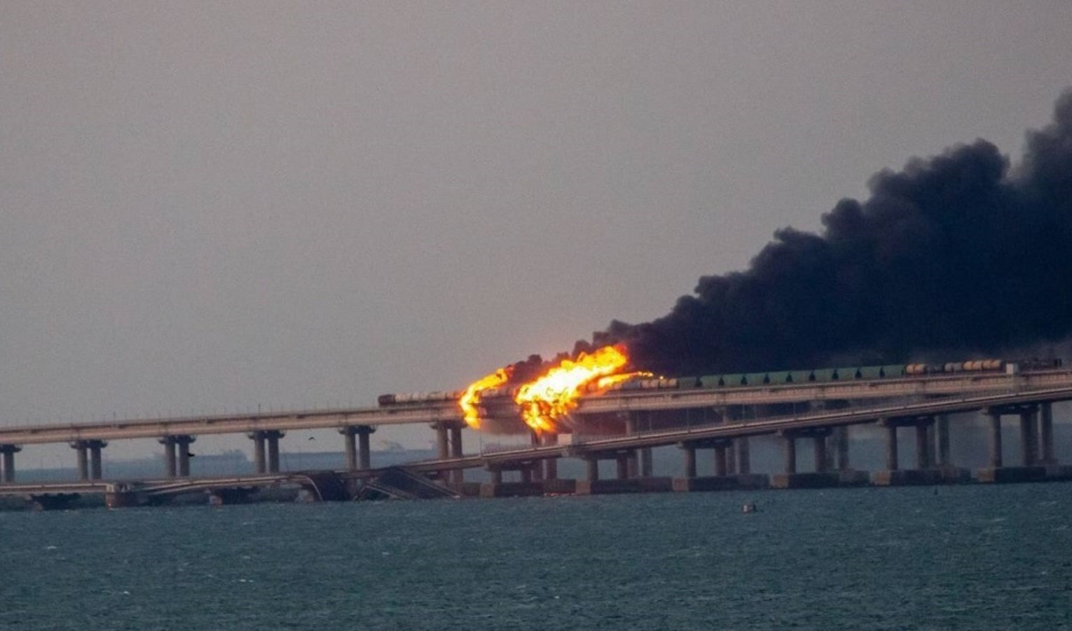 رسميا… أوكرانيا تعترف بتفجير جسر القرم
