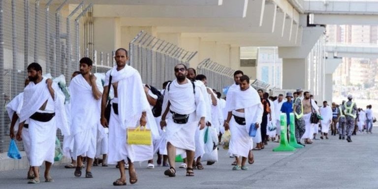 الآلاف يغادرون مكة مع انتهاء موسم حج حار وخال من الحوادث