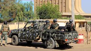<strong>النيجر.. جنود يحتجزون الرئيس داخل القصر الرئاسي</strong>