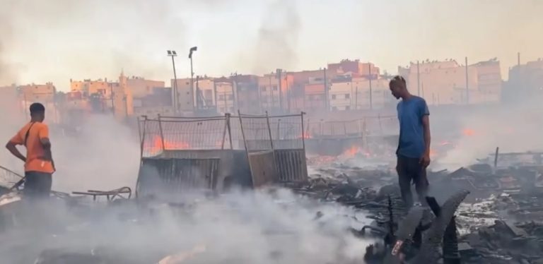 الدار البيضاء تستفيق على وقع حريق مهول وانفجارات بمخيم “الأفارقة” بأولاد زيان.
