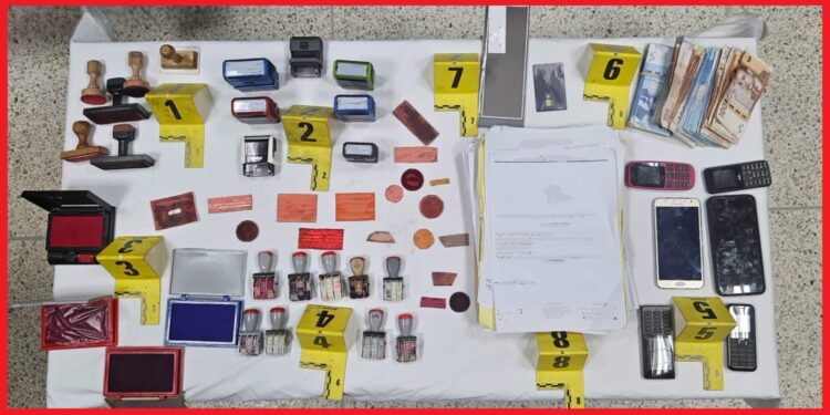 توقيف شخصين بطنجة للاشتباه في تورطهما في التزوير واستعماله وحجز 29 ختما مزورًا