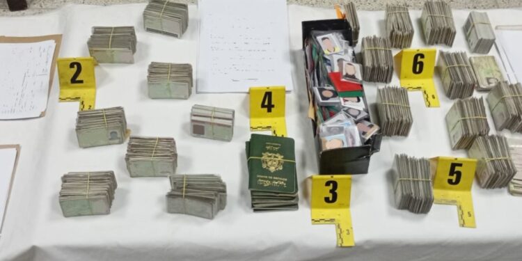 توقيف شخص بتهمة النصب والاحتيال وحجز وثائق مزورة بمنزل المشتبه فيه بطنجة