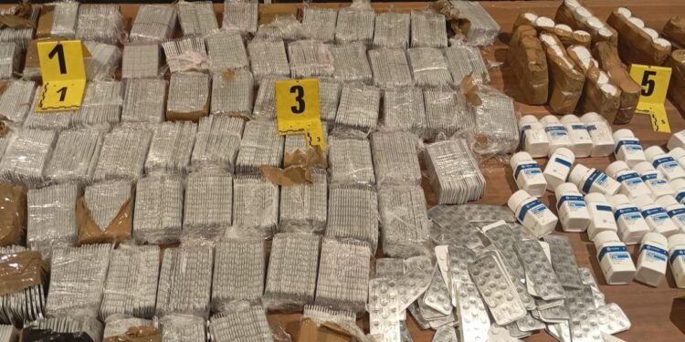 الأمن الوطني بميناء طنجة يحبط تهريب 64080 قرصًا مخدرًا ويوقف ثلاثة مشتبه فيهم