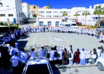 وقفة احتجاجية لطلبة وخريجي التمريض بالحسيمة ضد تجاهل مطالبهم