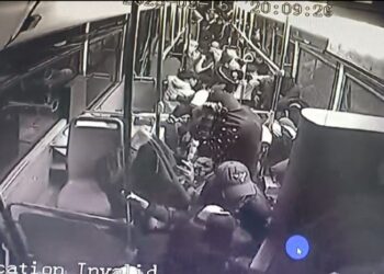 توقيف 4 أشخاص أمطروا حافلة وركابها بالحجارة في أكادير