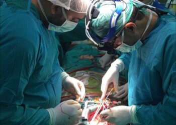 فريق طبي مغربي ينجح في إجراء أول عملية لعلاج قصور الصمام الثلاثي بالقلب