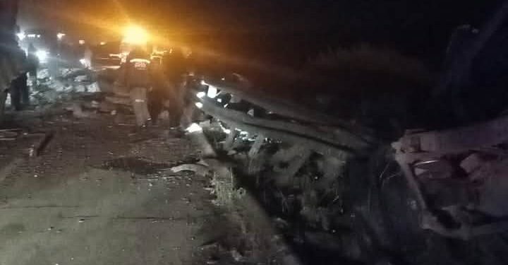 انقلاب شاحنة محمّلة بالزليج بالطريق السيار يستنفر السلطات بأصيلة