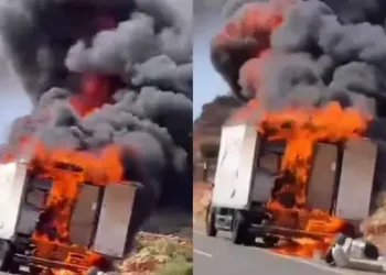 النيران تلتهم شاحنة لنقل الإرساليات على الطريق السريع تيزنيت – الداخلة