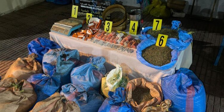 توقيف شخصين بالناظور وحجز أزيد من 600 كلغ من الكيف وسيجارة محشوة بالحشيش داخل منزل معد للترويج