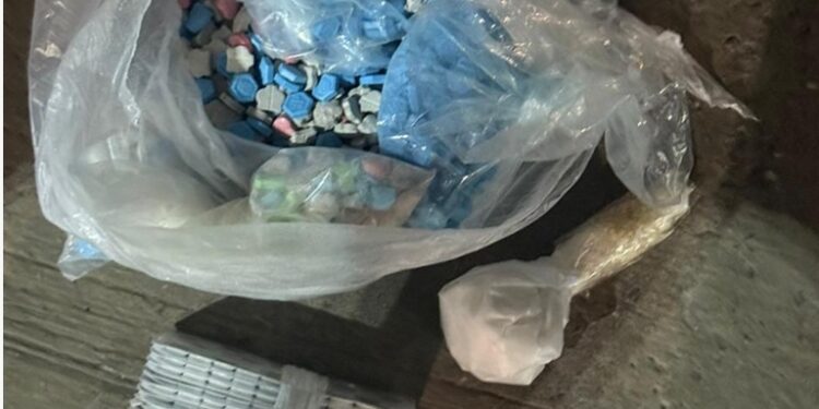 شرطة القنيطرة تحبط عملية تهريب 1280 قرصا مخدرا وكوكايين قادماً من شمال المملكة