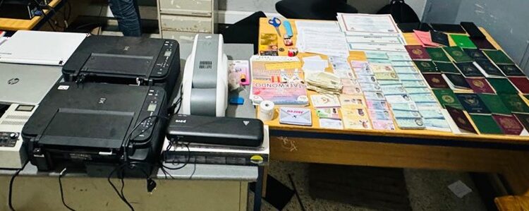 الرباط.. حجز جوازات وشهادات مزورة داخل منزل يضم معملاً سرياً للتزوير