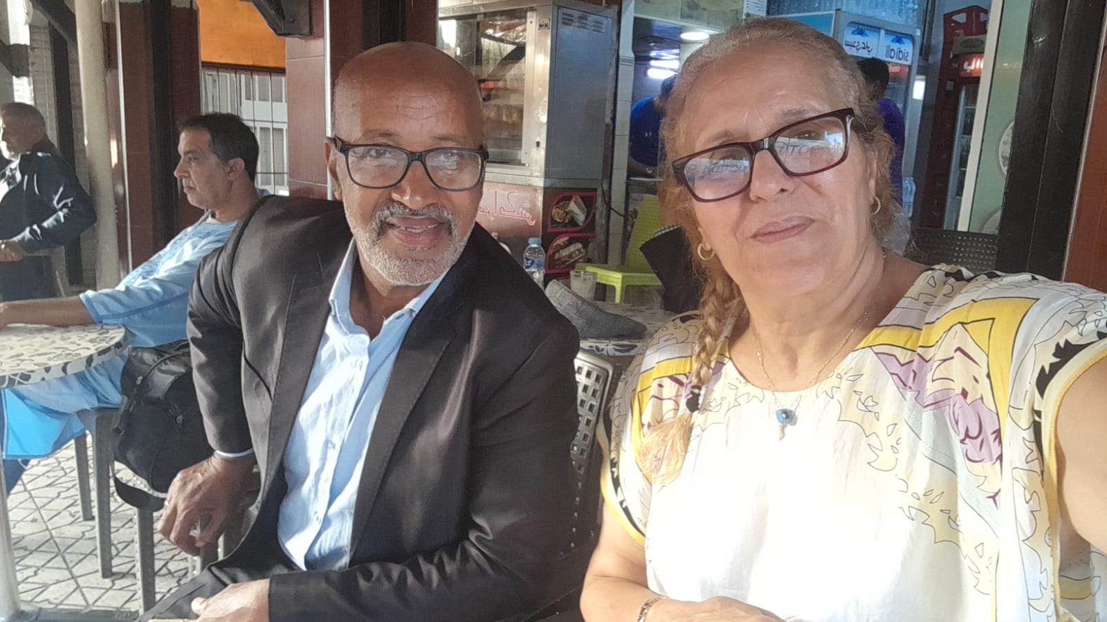 رئيسة الجمعية المغربية الأوروبية للتنمية والتضامن بمدينة أحفير المقيمة بالخارج تسلم سماعتين “لادن” لمسنة في لفتة إنسانية نبيلة