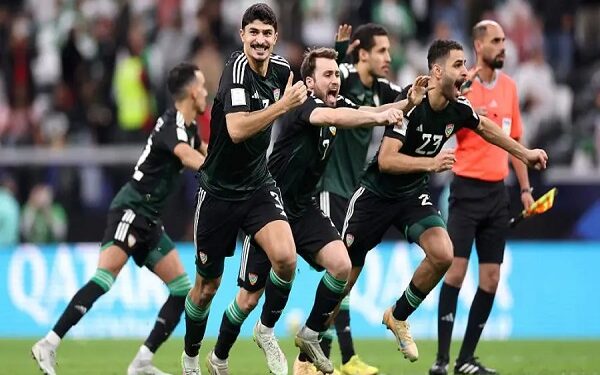 الإمارات تُقصي الجزائر من كأس العرب وتبلغ نصف النهائي