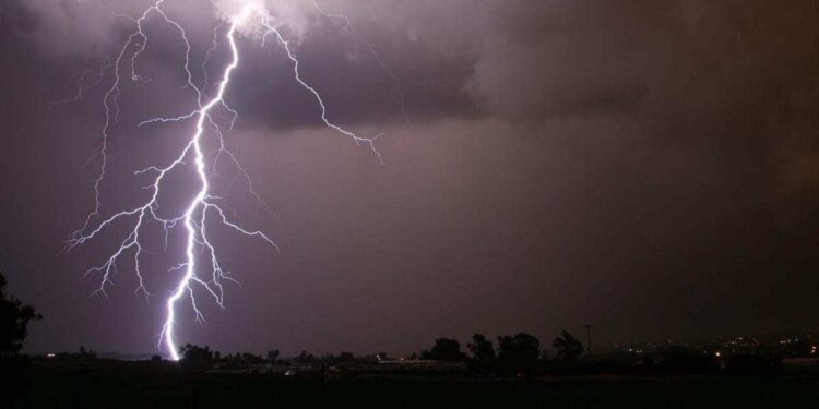 صاعقة رعدية تودي بحياة سيدة بجماعة أزلا
