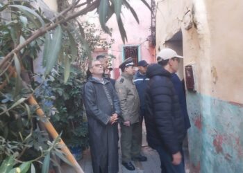 عمليةاستباقيةلهدم منزل آيل للسقوط بدرب الزاوية التيجانية القصر الكبير