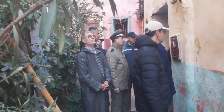 عمليةاستباقيةلهدم منزل آيل للسقوط بدرب الزاوية التيجانية القصر الكبير