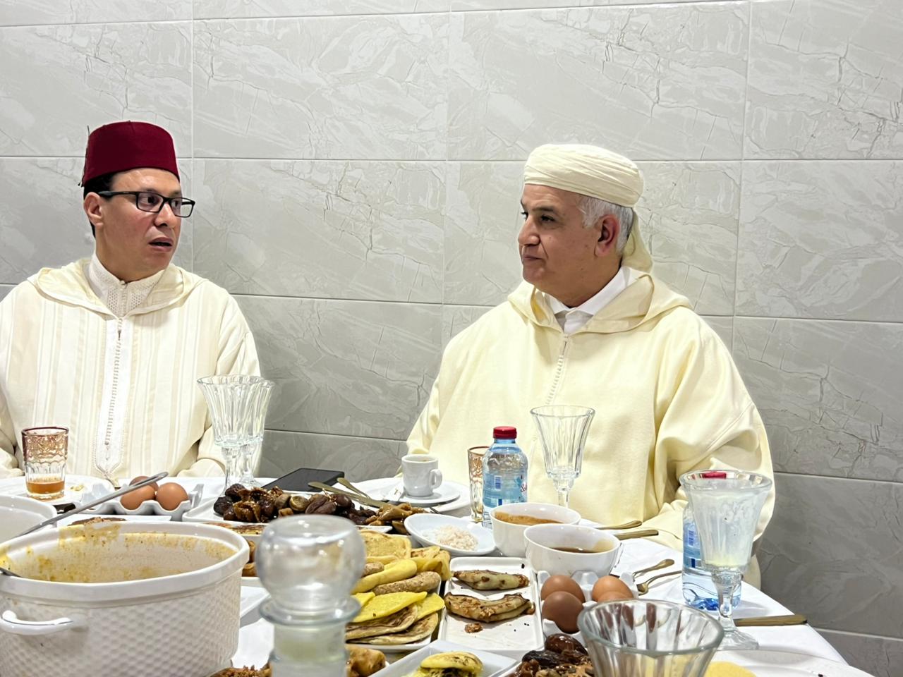 عامل إنزكان يقيم فطورًا رمضانيًا في سادس رمضان بالمدرسة العتيقة أمـوكاي بالدشيرة
