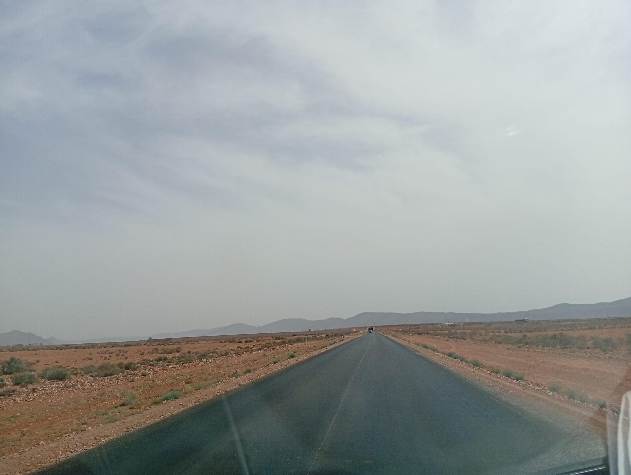 طريق تيزنيت – بنعمان تثير تساؤلات حول جودة الأشغال: هل يتعلق الأمر بالتزفيت أم بعملية رشّ للزفت