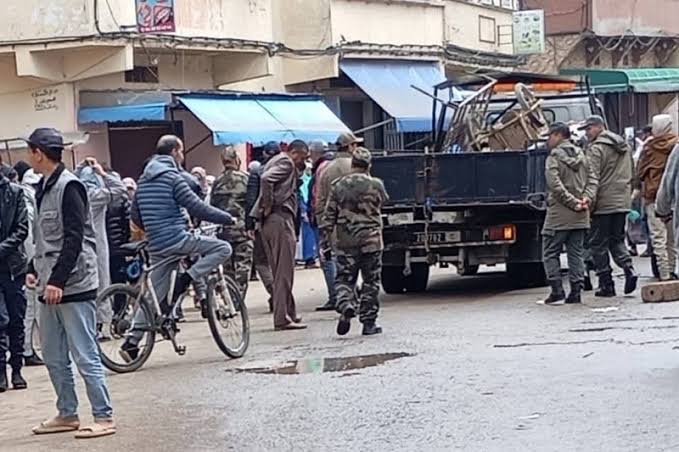 السلطات المحلية بالقصر الكبير تواصل حملاتها لتحرير الملك العمومي واستعادة النظام بالشوارع